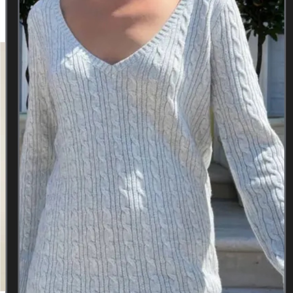 Brandy Melville V-Neck Sweater - Light Gray